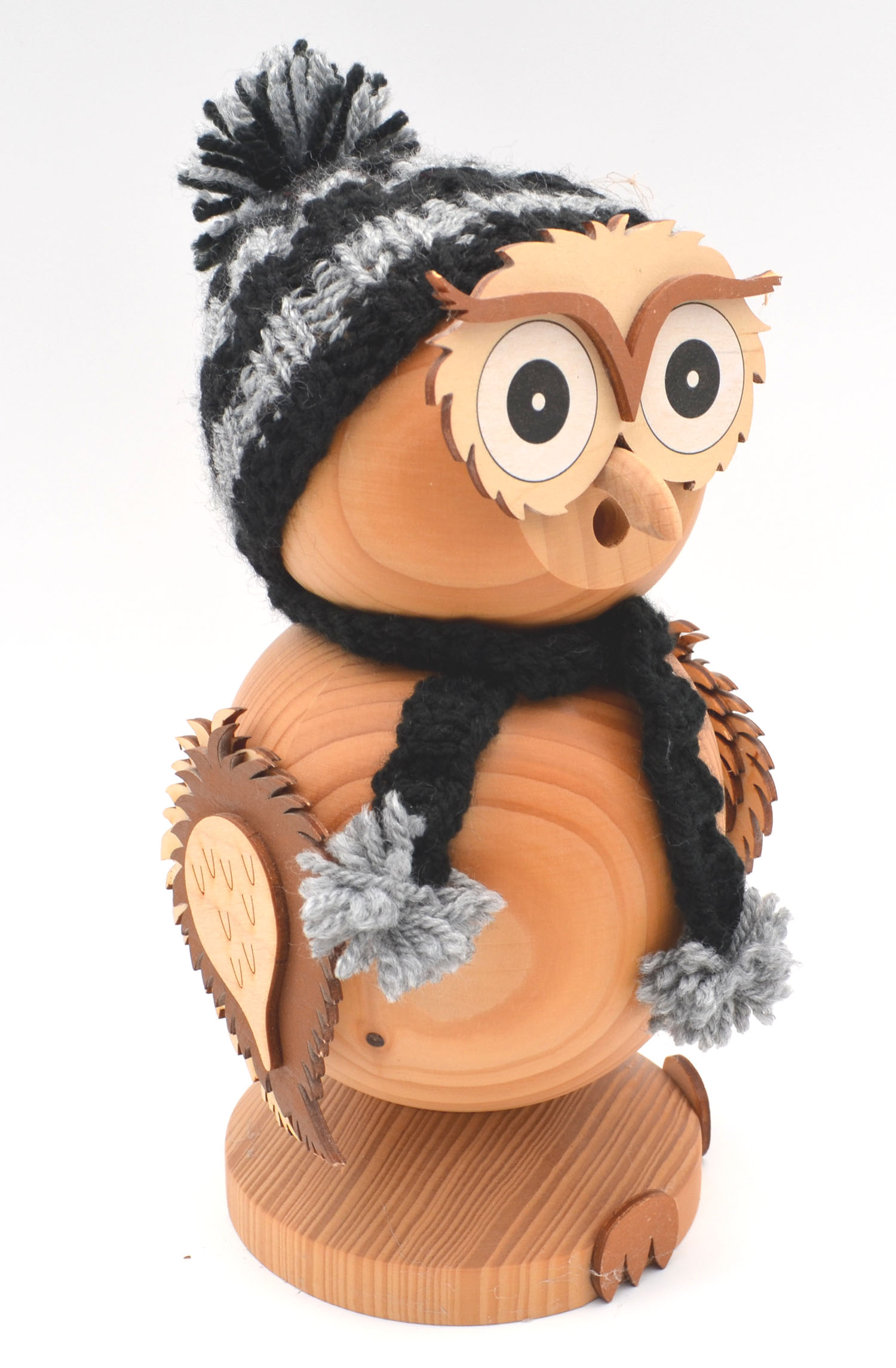 Räuchereule aus Holz 24 cm mit Strickmütze – Handarbeit aus Deutschland