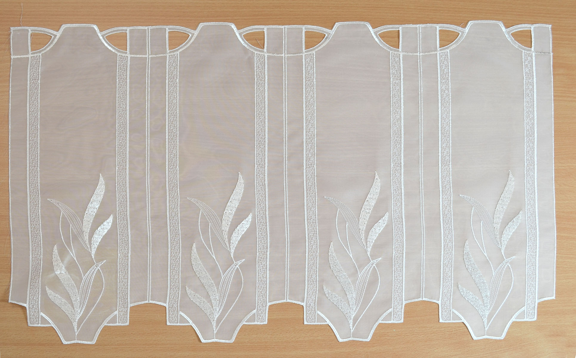 Scheibengardine ecrú mit Stickerei ca. 64 cm breit Höhe 45 cm Reststück