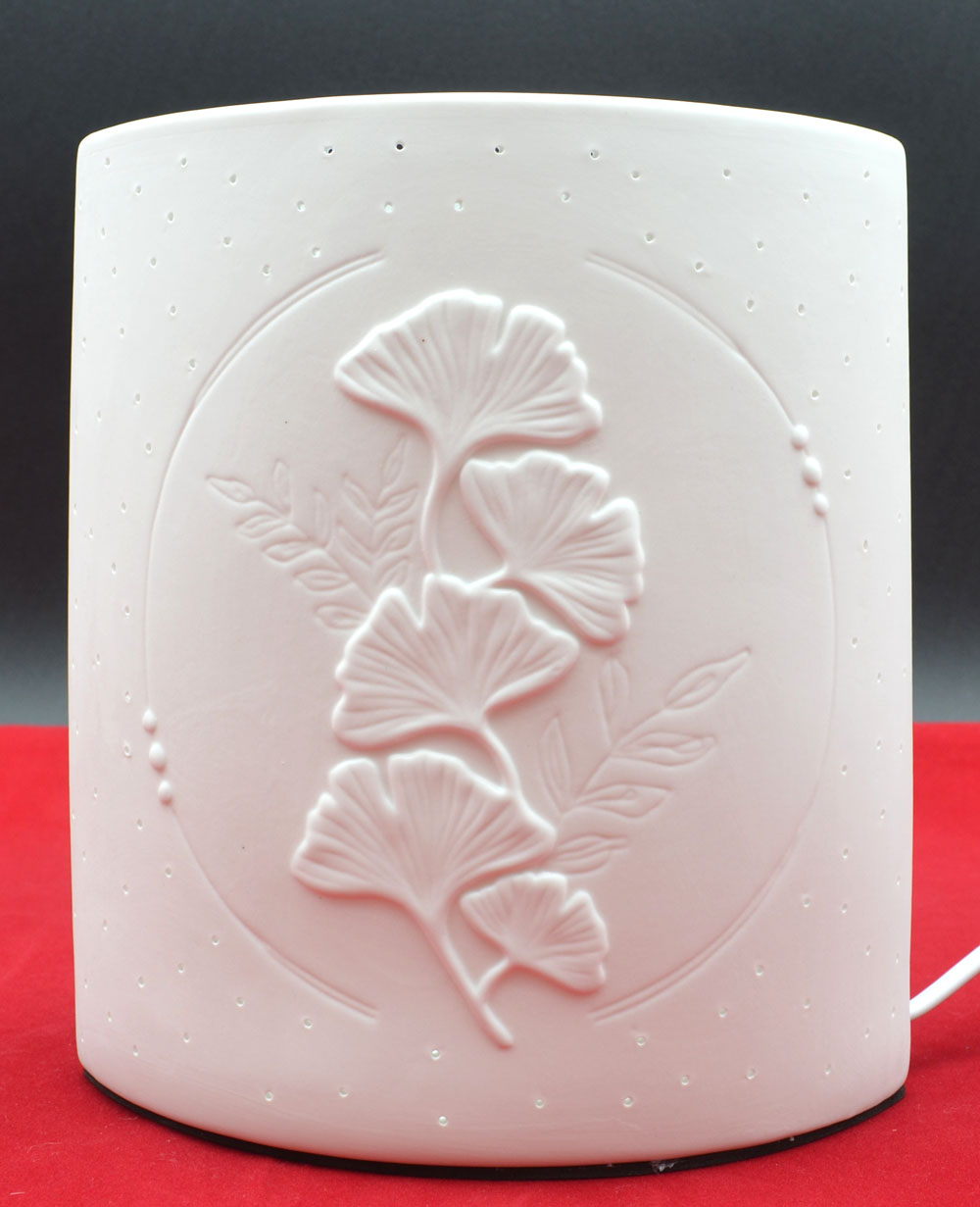 Porzellan-Lampe Ellipse "Ginkgomotiv" weiß ca.20,5 x 17 x 10 cm (H/B/T) Porzellan-Lampe Ellipse "Ginkgomotiv" weiß ca.20,5 x 17 x 10 cm (H/B/T)