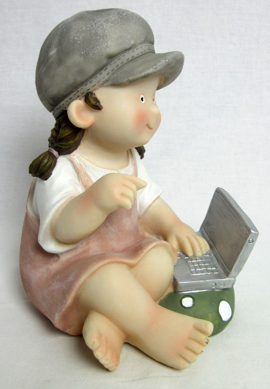 Kinderfigur Mädchen mit Laptop aus Polyresin ca. 20 cm hoch