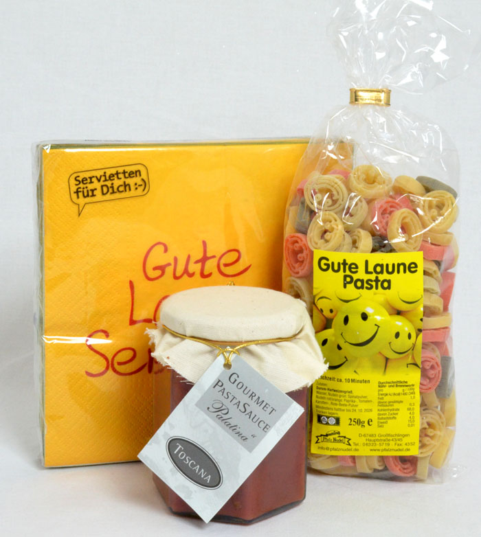 Gute-Laune-Pasta mit Gourmet-Pasta-Sauce und Servietten