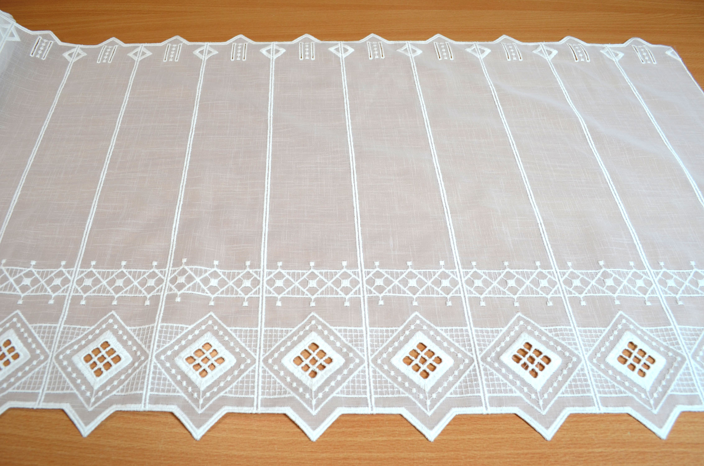 1 Stück (2 Segmente) Kurzgardine mit Stickerei weiß Landhausstil, ca. 16x45cm B/H 