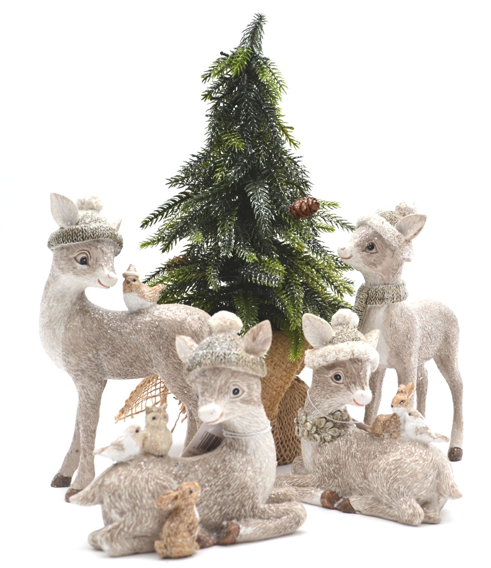 Reh mit Mütze stehend links schauend Winterzeit 15x10x4 cm (HxLxB)