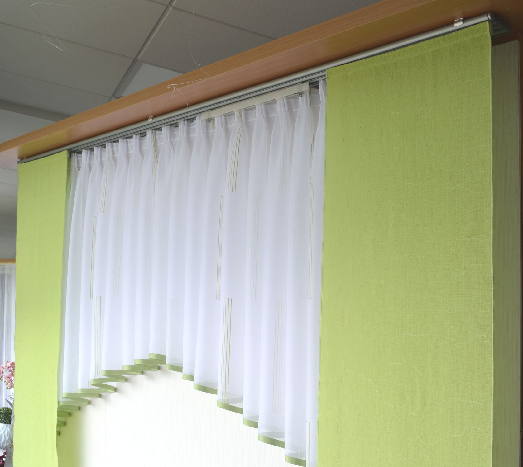 2 Flächenvorhänge uni grün dezent gemustert BxH ca. 44 cm x 2,23 m 