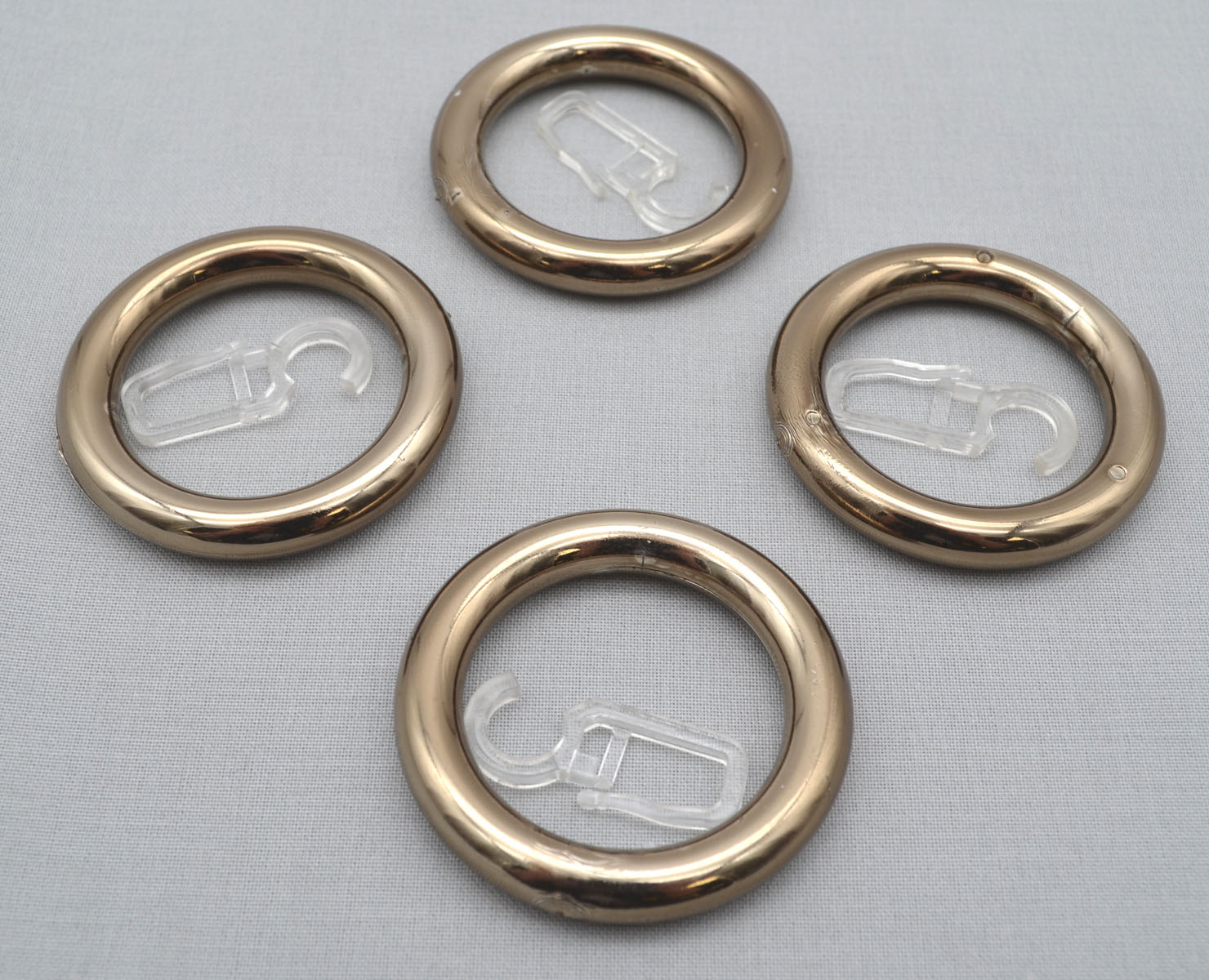 4 Stück Ringe mit Faltenhaken Kunststoff Bronce hell für Stil 28