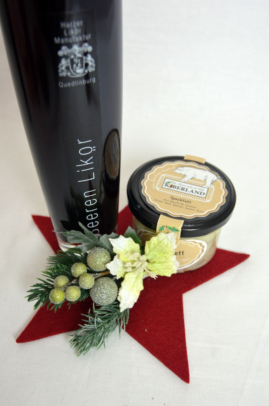 Weihnachtsgeschenk fertig verpackt Beeren-Likör mit Speckfett