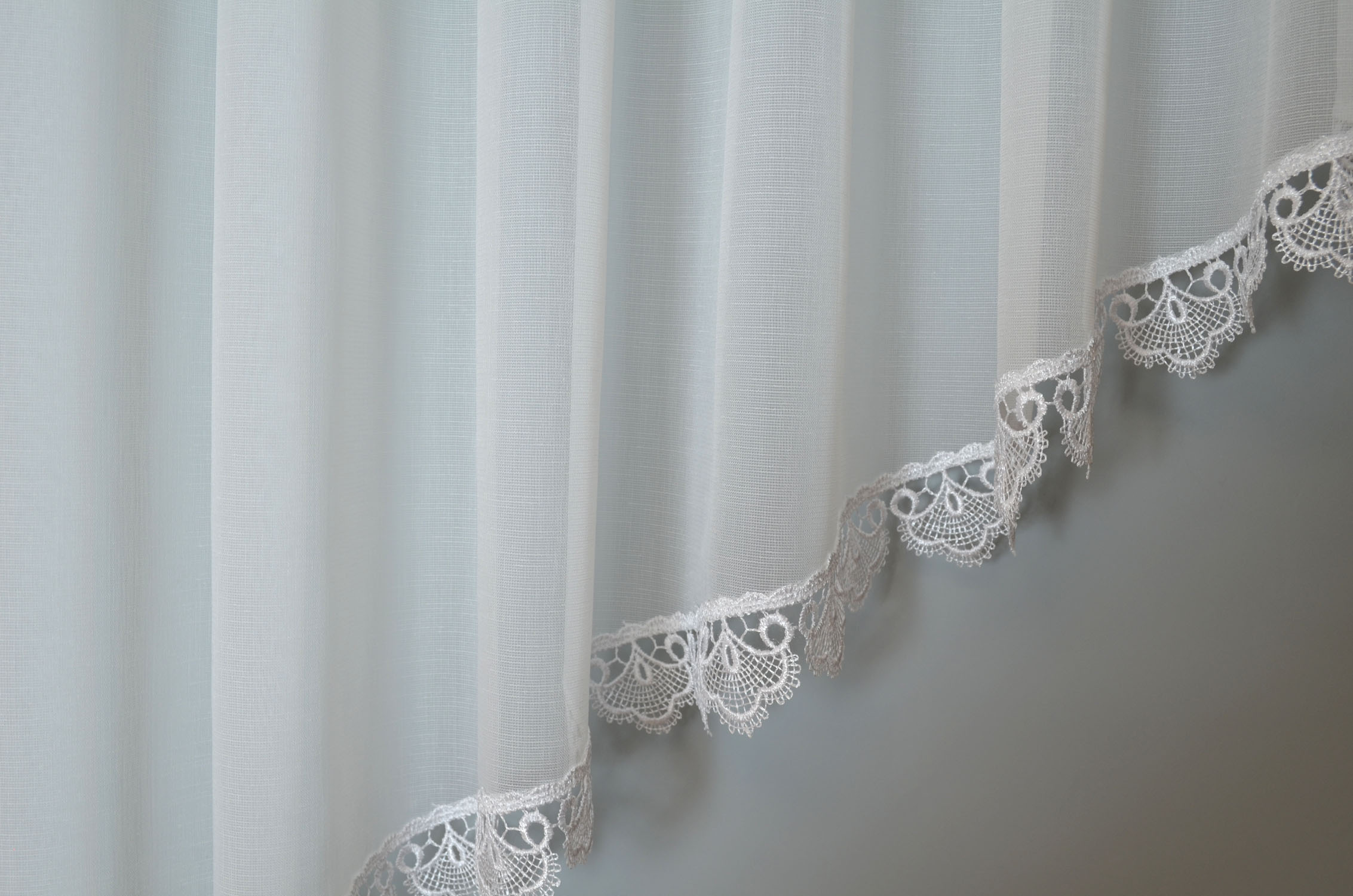 Fertigstore Weiß mit Makramé-Spitze transparente Gardine 210x163/62 cm (BxH)