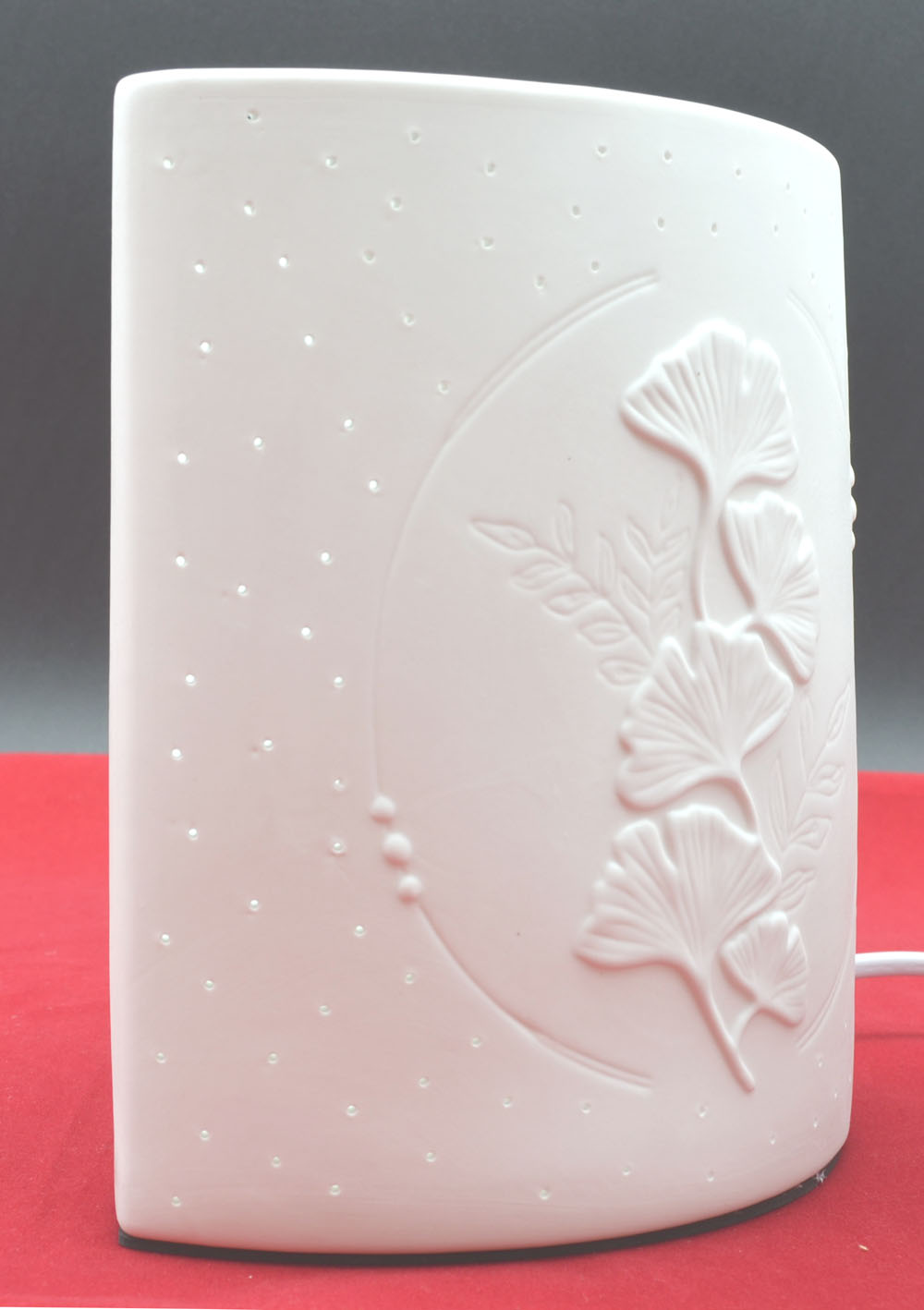 Porzellan-Lampe Ellipse "Ginkgomotiv" weiß ca.20,5 x 17 x 10 cm (H/B/T) Porzellan-Lampe Ellipse "Ginkgomotiv" weiß ca.20,5 x 17 x 10 cm (H/B/T)