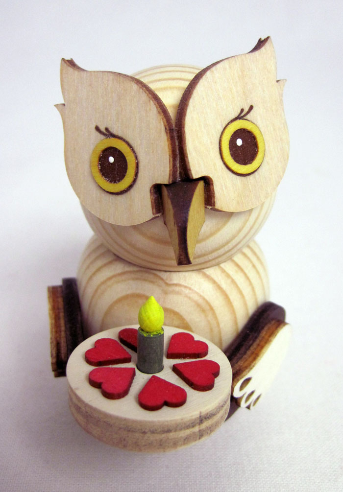 Kuhnert-Mini-Eule mit Torte - Holzfigur Neuheit 2023 ca. 7 cm