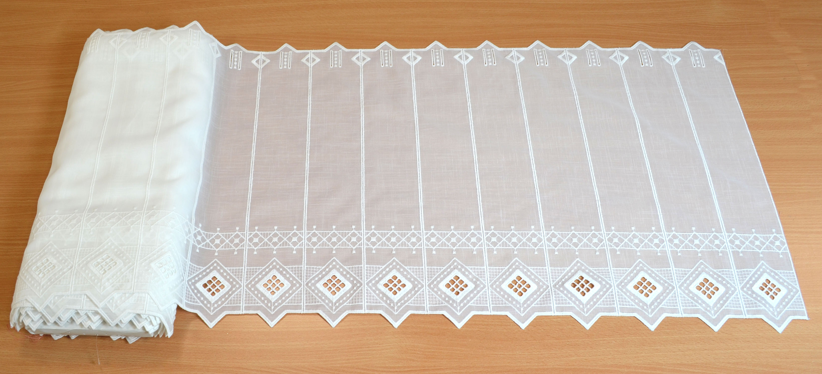 1 Stück (2 Segmente) Kurzgardine mit Stickerei weiß Landhausstil, ca. 16x45cm B/H 