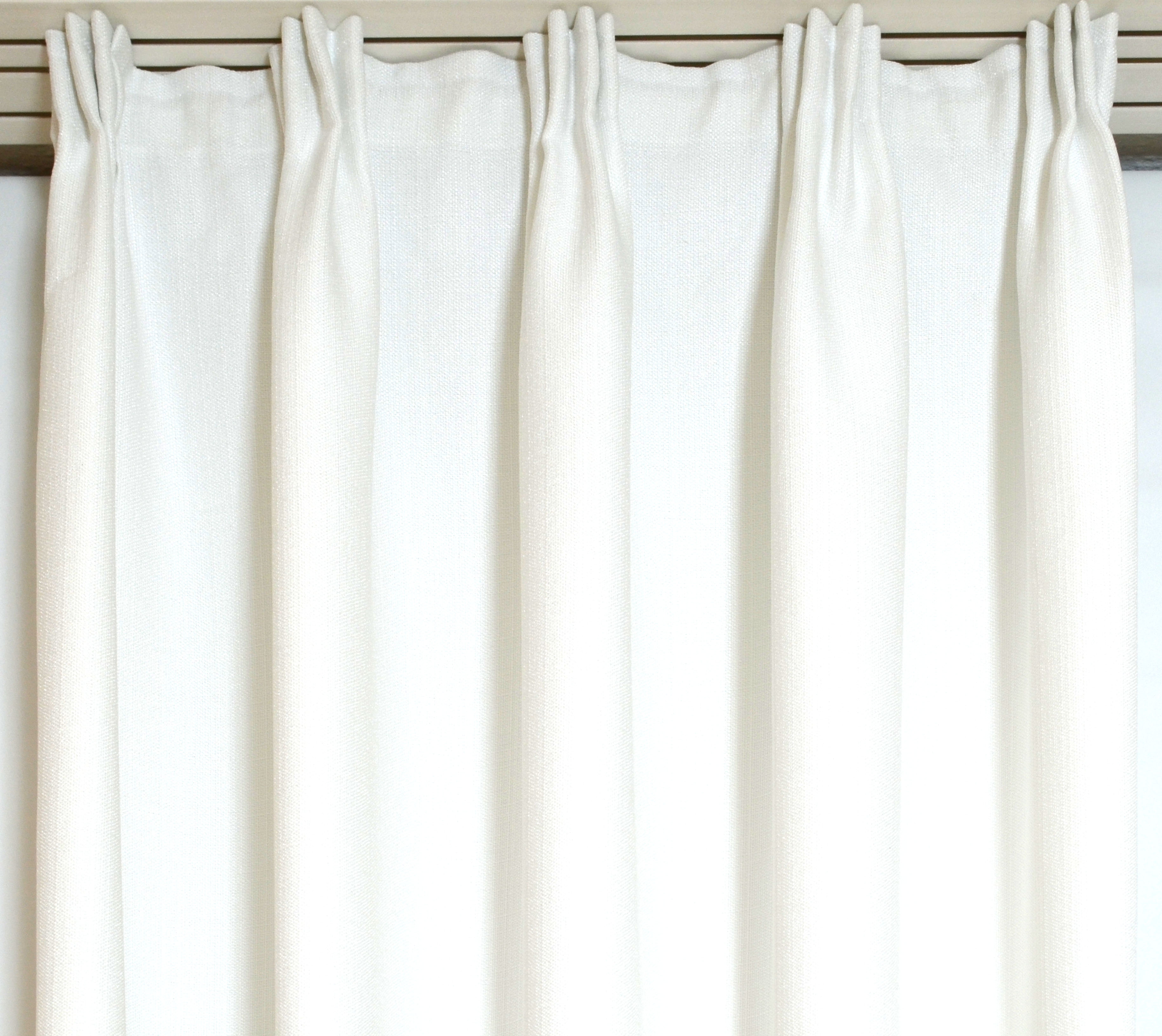 Fertige Fensterdekoration mit Flächenvorhängen und bunten Ösen - Weiß - Ausstellungsstück