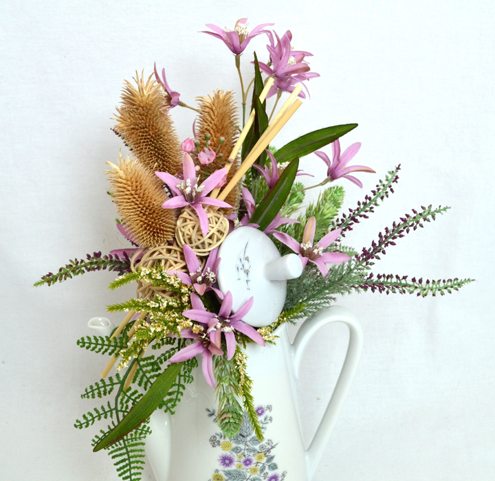 Kunstblumen-Arrangement in Porzellan-Kanne 36 cm