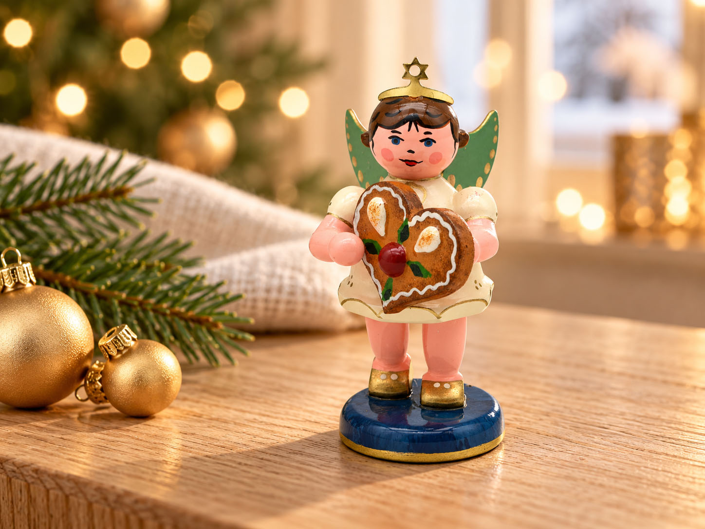 Hubrig Engel „Pfefferkuchenherz“ 6,5 cm – handbemalte Holzkunst
