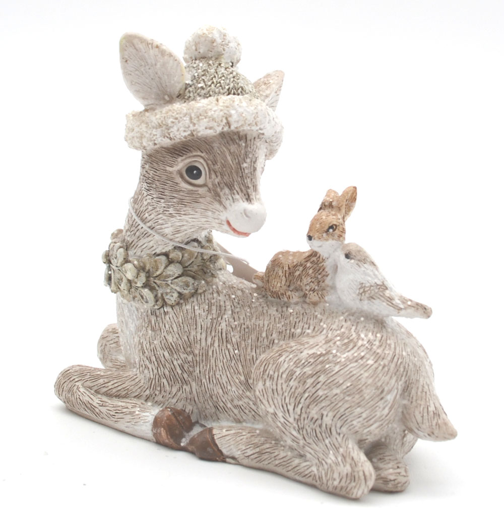 Reh mit Mütze liegend links schauend Winterzeit 9x10x4 cm (HxLxB)