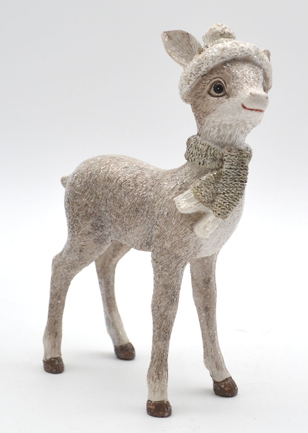 Reh mit Mütze stehend geradeaus schauend Winterzeit 15x11x4 cm (HxLxB)  Reh mit Mütze stehend geradeaus schauend Winterzeit 15x11x4 cm (HxLxB)