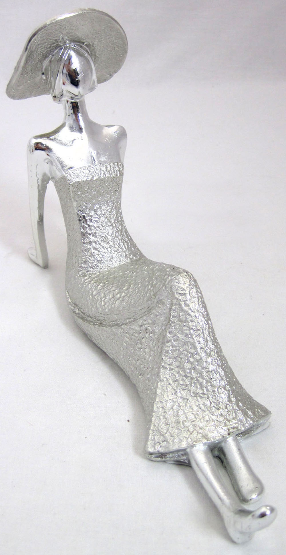 Dekofigur Lady Diva sitzend-Hände hinten, Polyresin silber glänzend ca.16x24x6