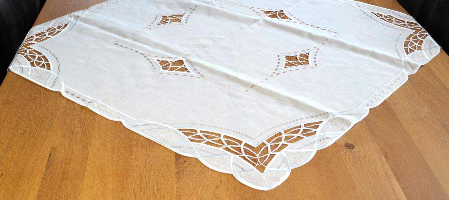 Mitteldecke ca. 85x85 cm Plauener Spitze ecru-muskat