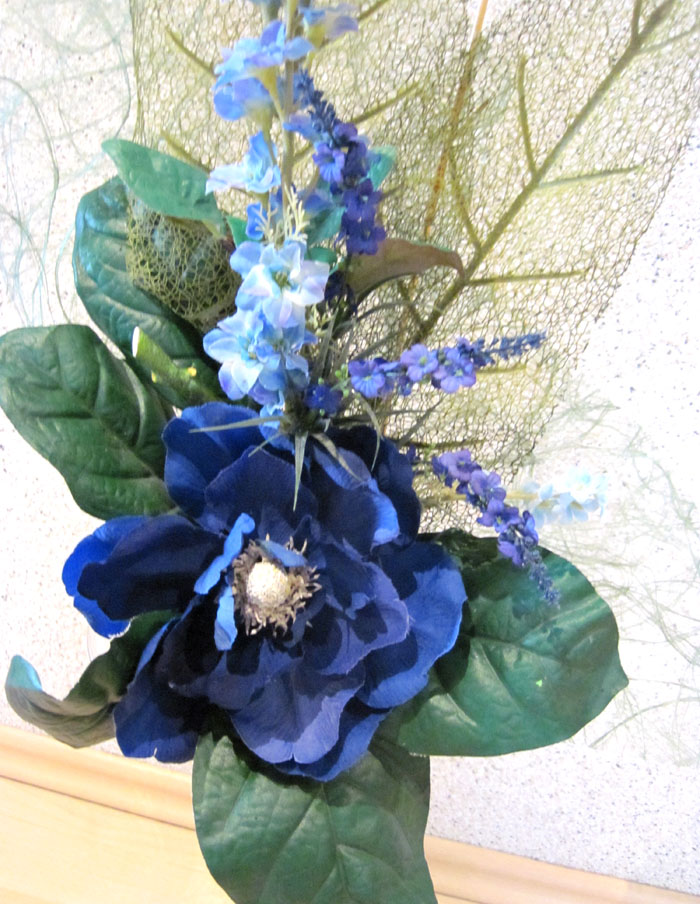 Glas-Vase bestückt, künstlich blau-grün, ca. 84 cm hoch B-Ware