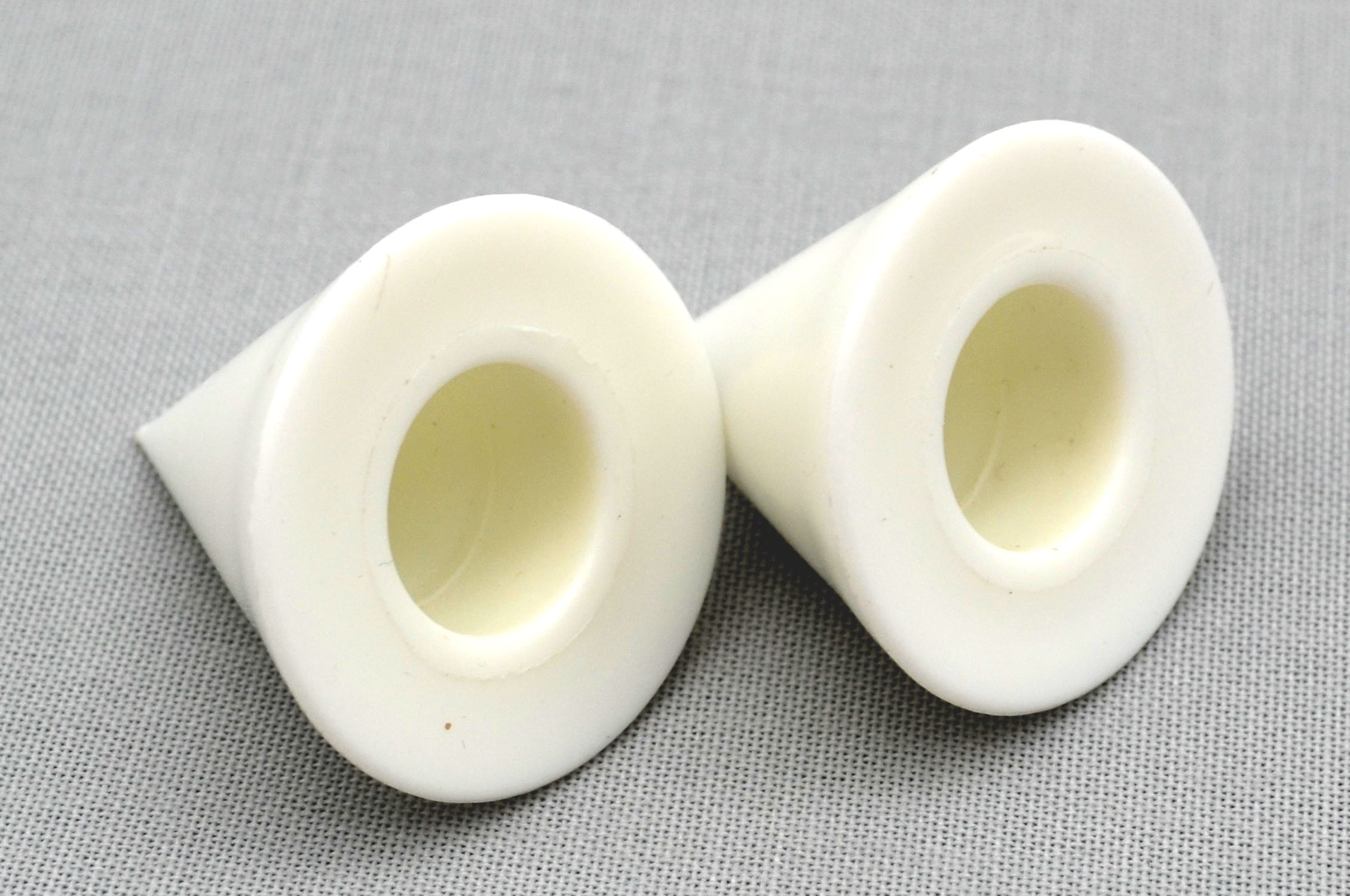 2 Endstücke "Spitze" Kunststoff Weiss für Stangen Ø 12 mm