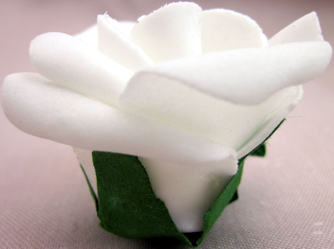 Hochzeits - Deko - Rosenblüte mit Stiel, weiß / grün, 24 cm lang