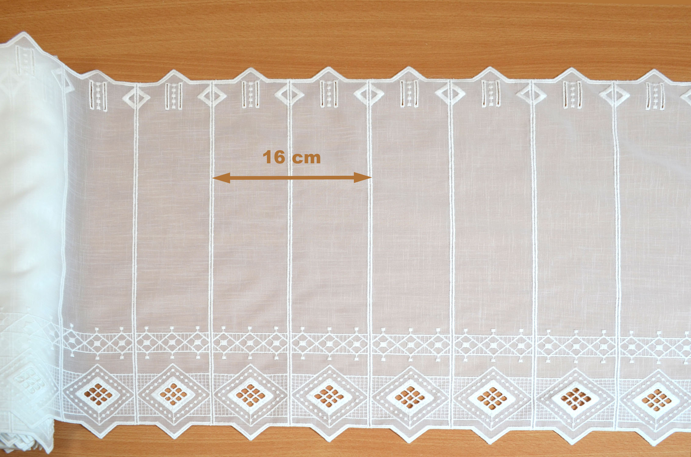 1 Stück (2 Segmente) Kurzgardine mit Stickerei weiß Landhausstil, ca. 16x45cm B/H 