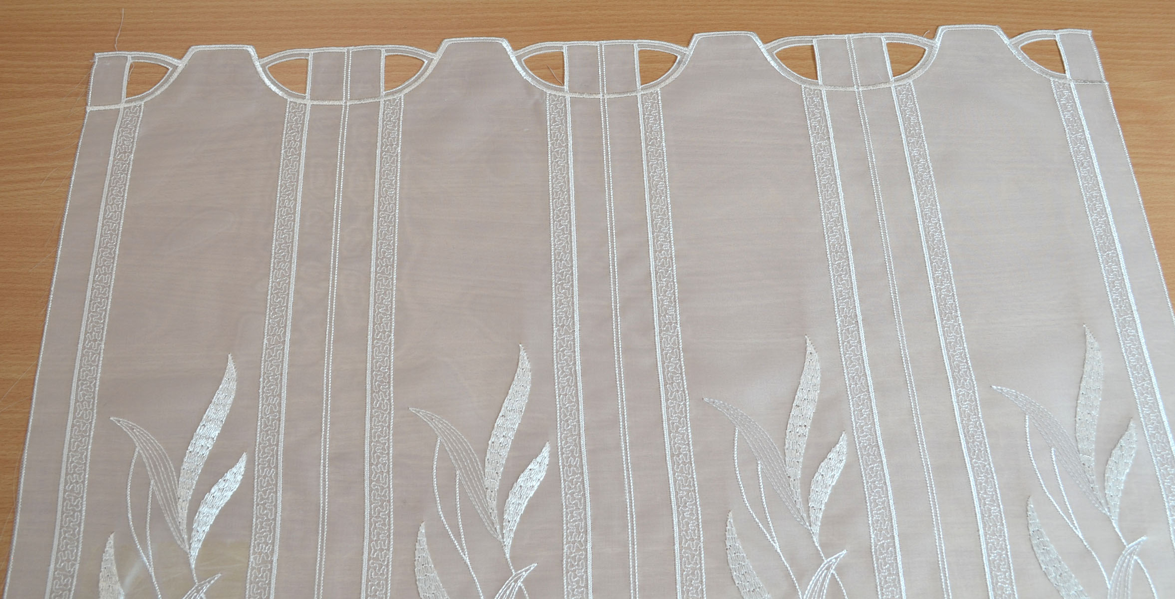 Scheibengardine ecrú mit Stickerei ca. 64 cm breit Höhe 45 cm Reststück