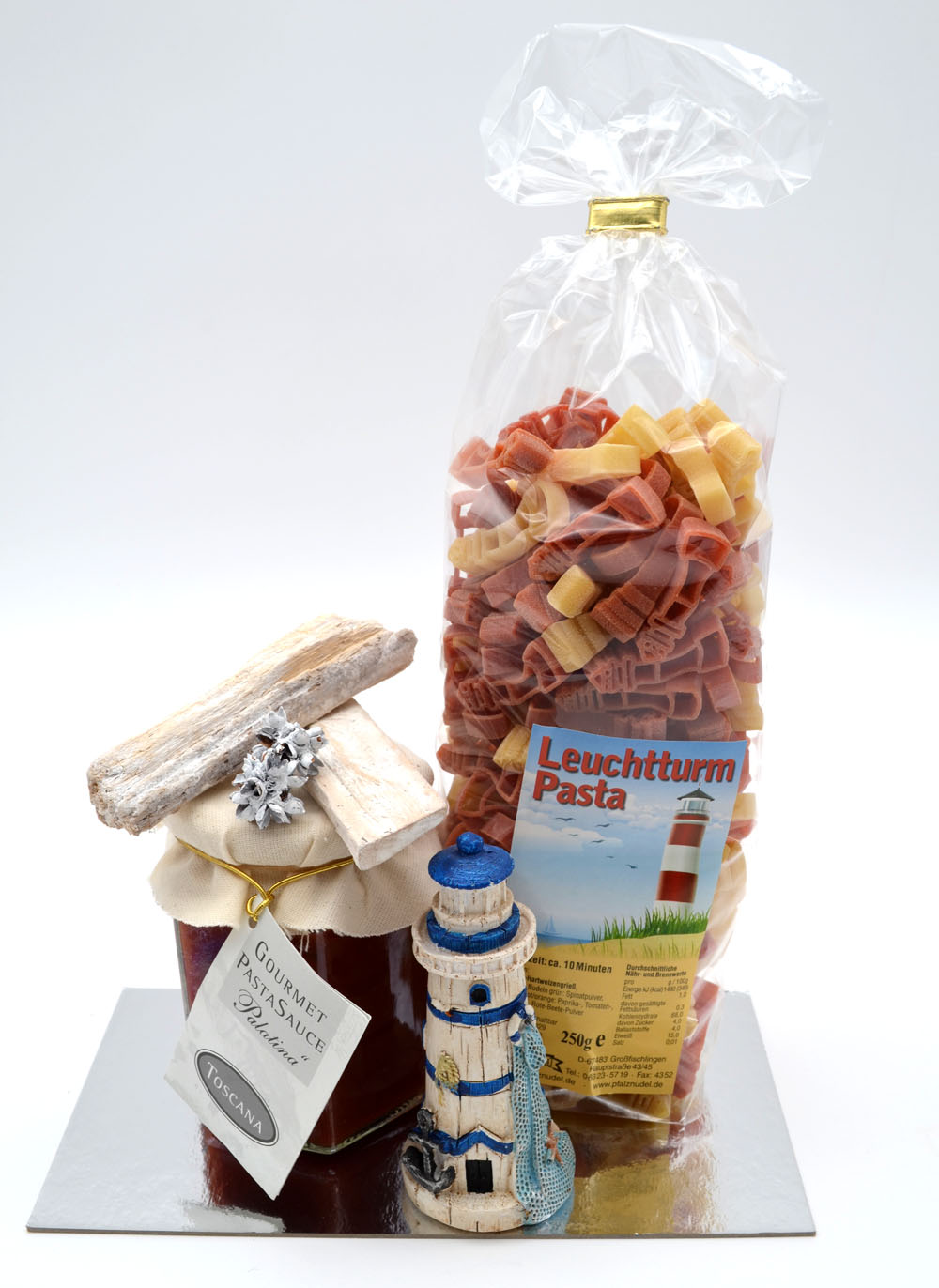 Leuchtturm-Nudeln mit Gourmet Pasta Sauce und Deko-Leuchtturm