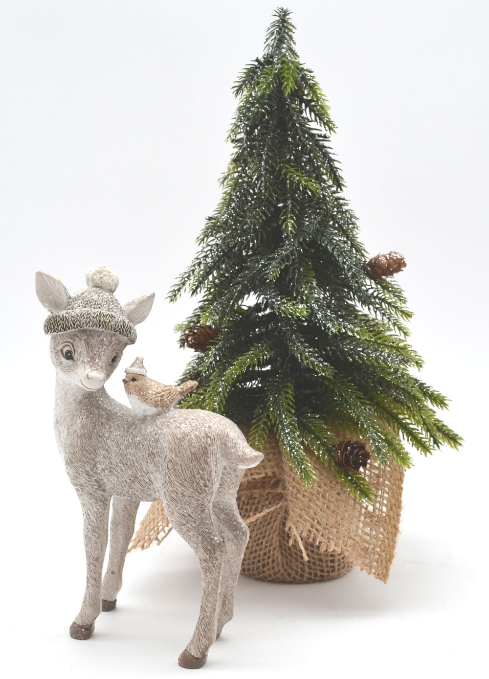 Reh mit Mütze stehend links schauend Winterzeit 15x10x4 cm (HxLxB)