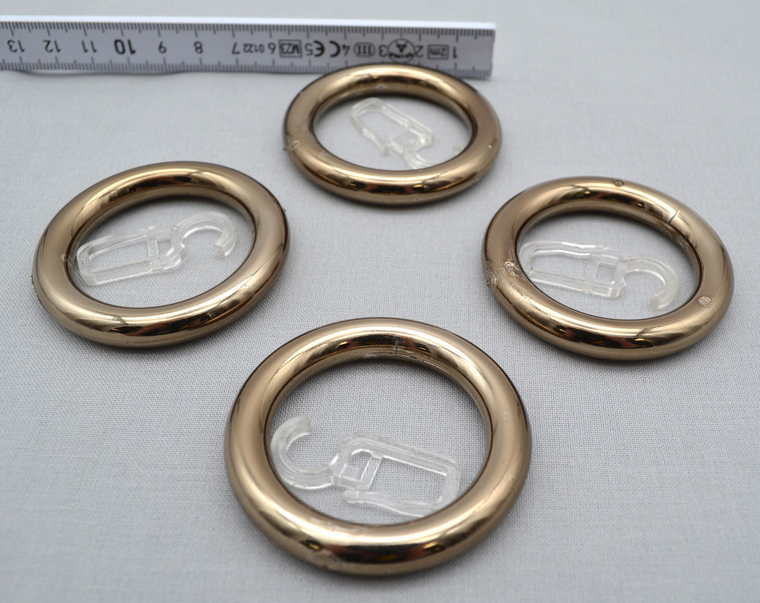 4 Stück Ringe mit Faltenhaken Kunststoff Bronce hell für Stil 28