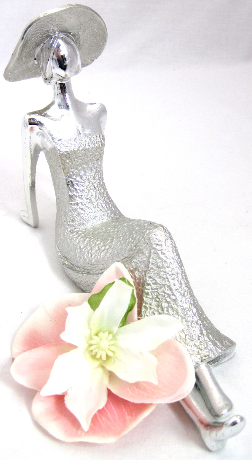 Dekofigur Lady Diva sitzend-Hände hinten, Polyresin silber glänzend ca.16x24x6