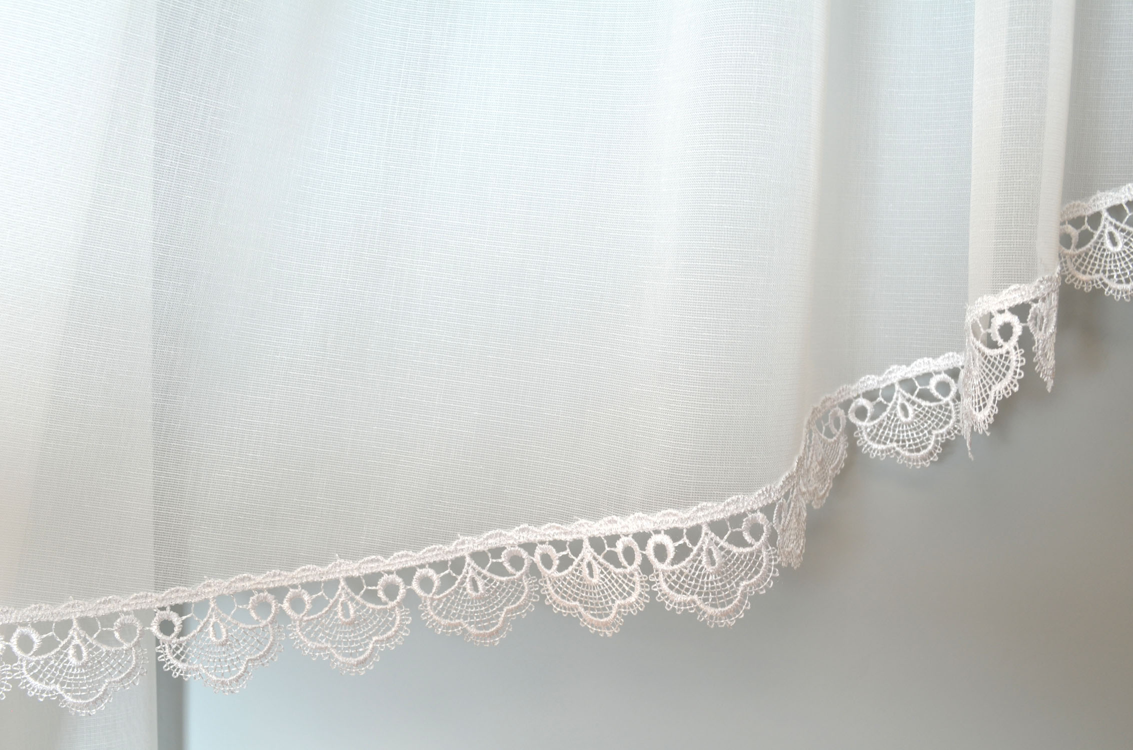 Fertigstore Weiß mit Makramé-Spitze transparente Gardine 210x163/62 cm (BxH)