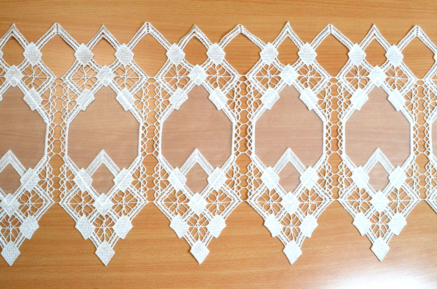 1 Segment 10 cm Kurzgardine Stickerei und Spitze weiß ca. 32 cm hoch