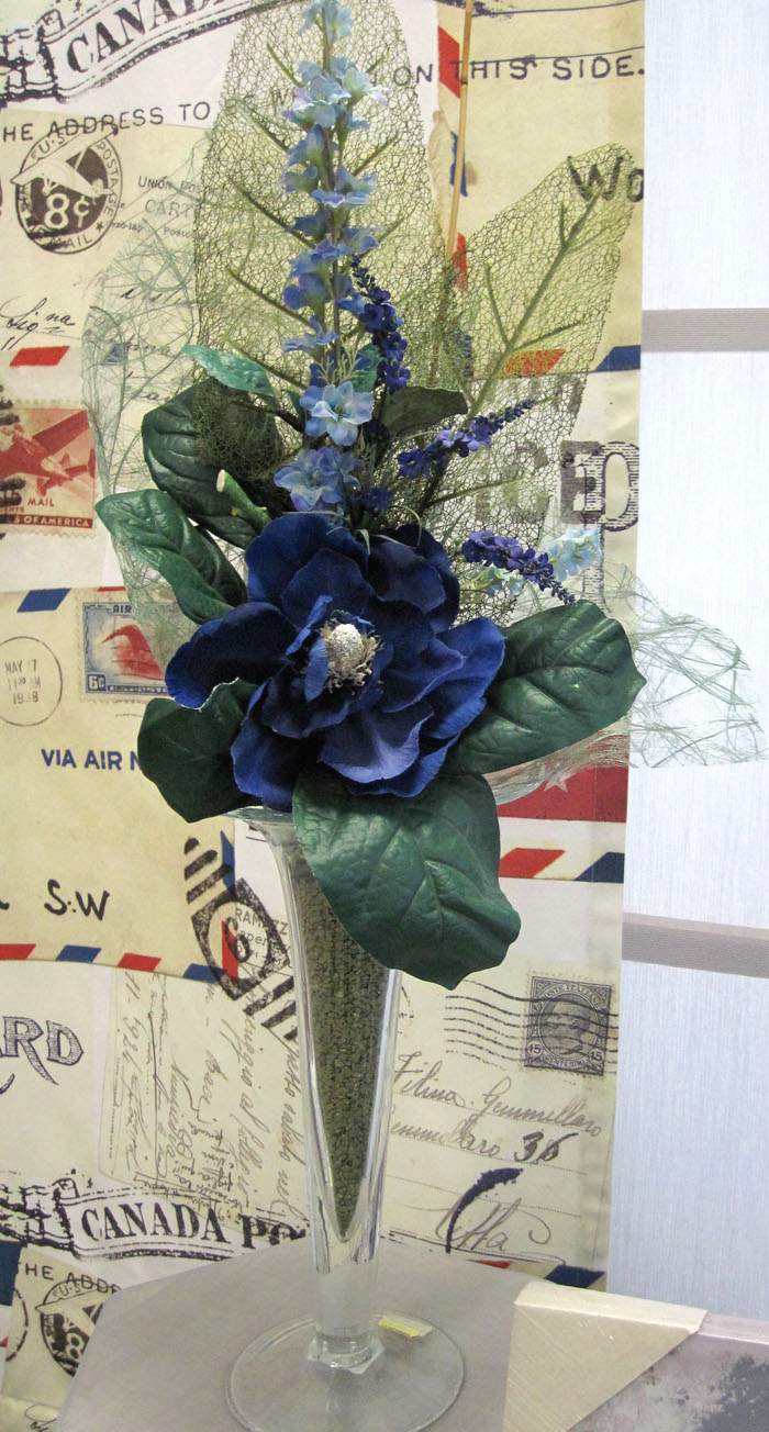 Glas-Vase bestückt, künstlich blau-grün, ca. 84 cm hoch B-Ware