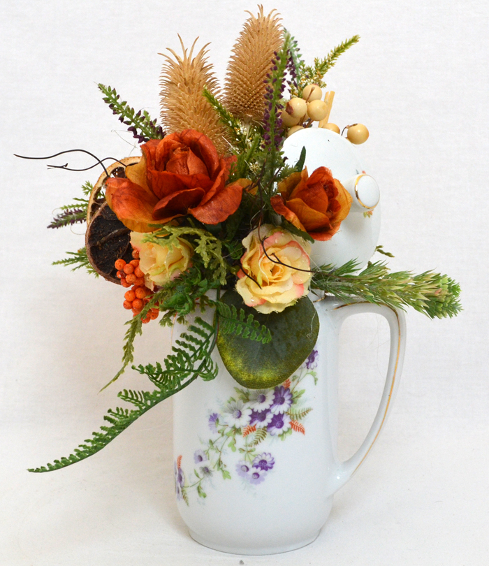 Kunstblumen-Arrangement in Porzellan-Kaffeekanne 26 cm