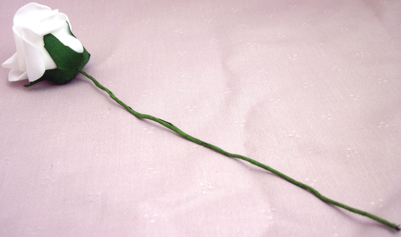 Hochzeits - Deko - Rosenblüte mit Stiel, weiß / grün, 24 cm lang