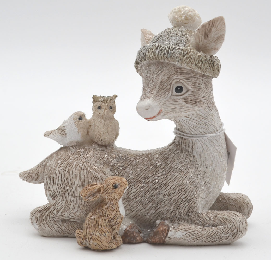 Reh mit Mütze liegend rechts schauend Winterzeit 9x10x4 cm (HxLxB)  Reh mit Mütze liegend rechts schauend Winterzeit 9x10x4 cm (HxLxB)