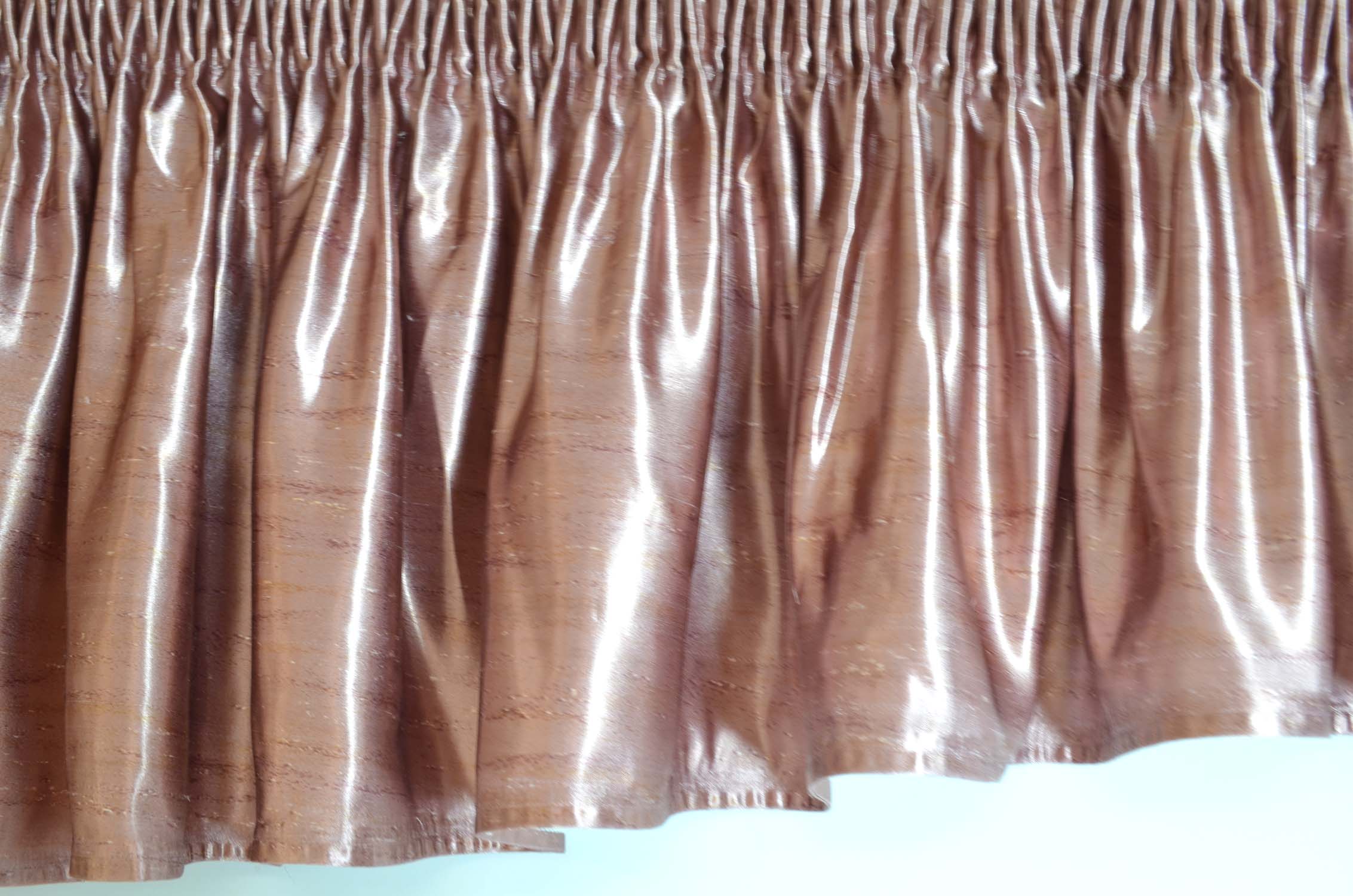 Eleganter Querbehang Rosenholz 310 cm – Satinstoff mit Flauschsmokband