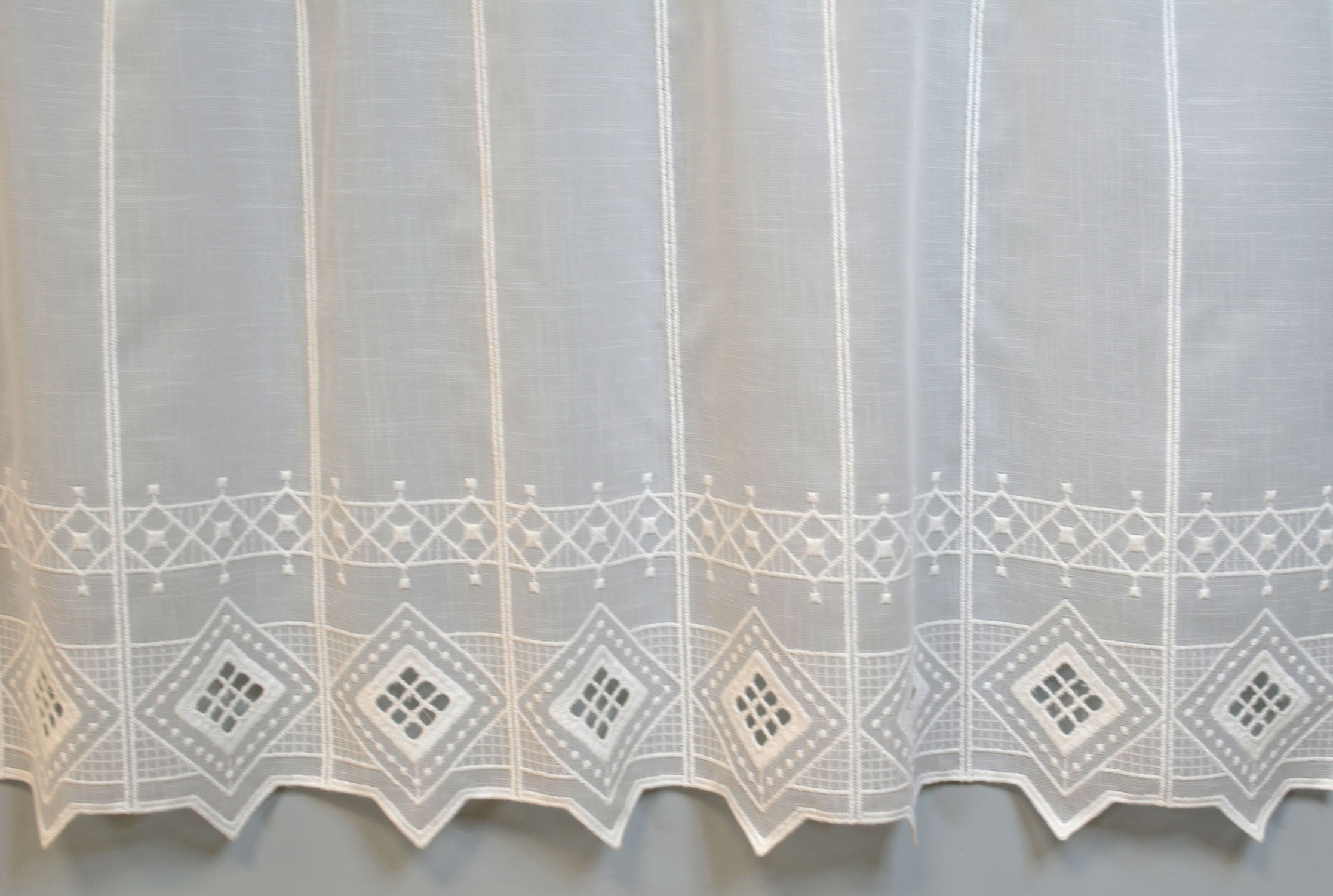 1 Stück (2 Segmente) Kurzgardine mit Stickerei weiß Landhausstil, ca. 16x45cm B/H 