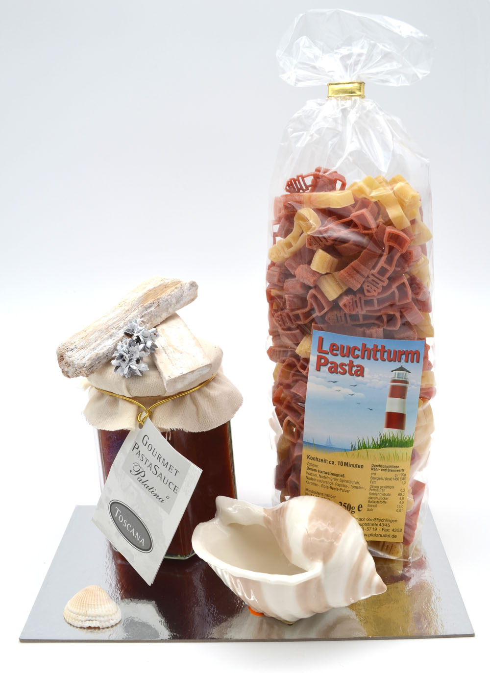 Leuchtturm-Nudeln mit Gourmet Pasta Sauce und Deko-Muschel