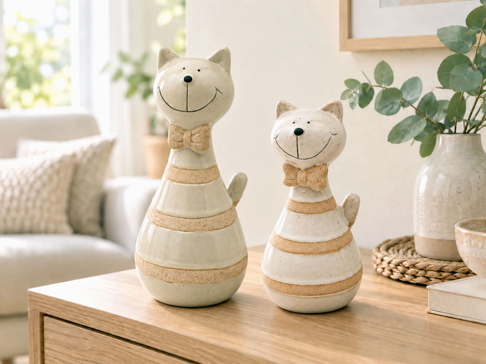 Deko-Katze aus Steinzeug 17 cm creme hell