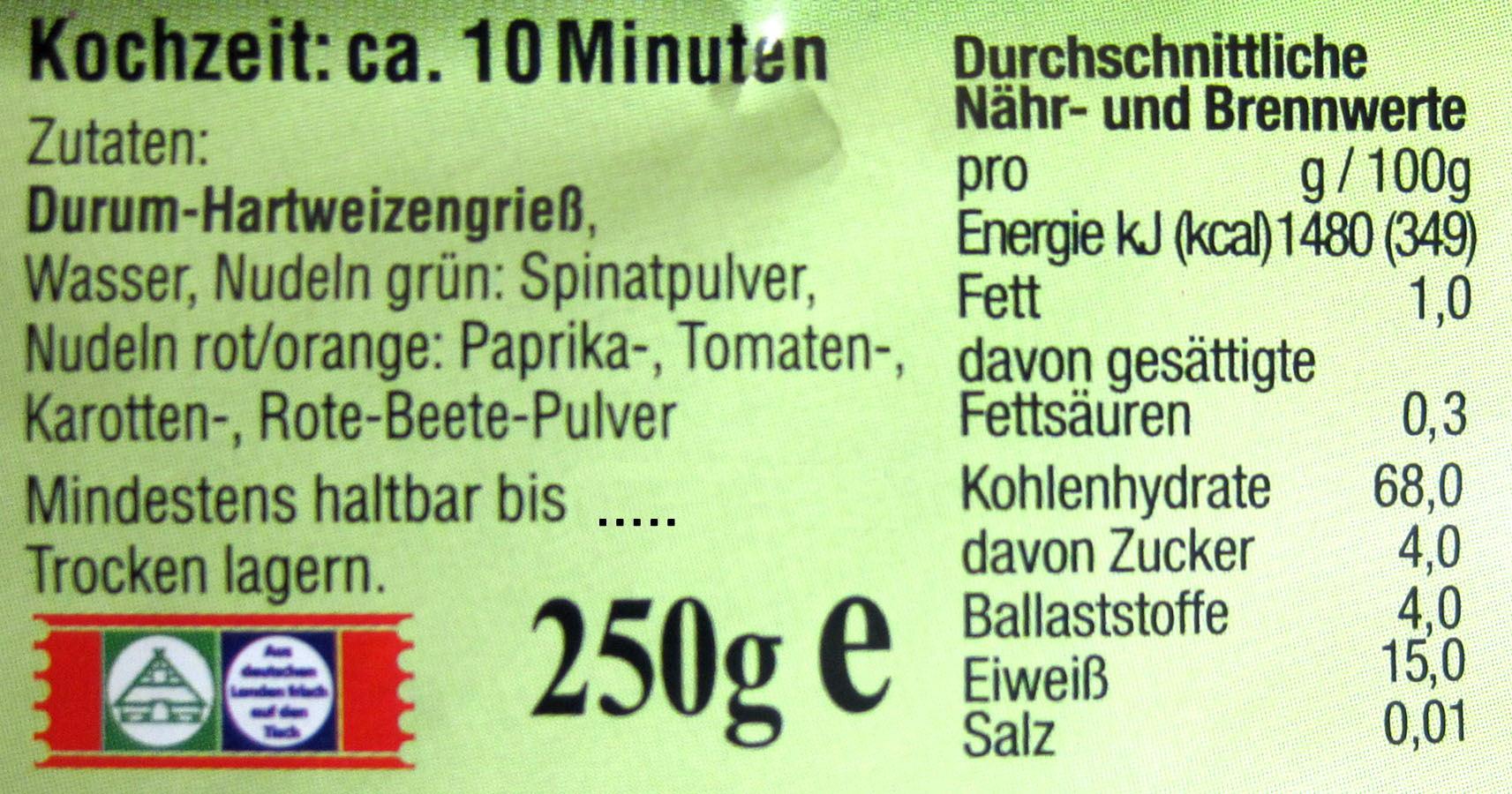 Glücksklee-Pasta mit Pasta-Sauce und Servietten