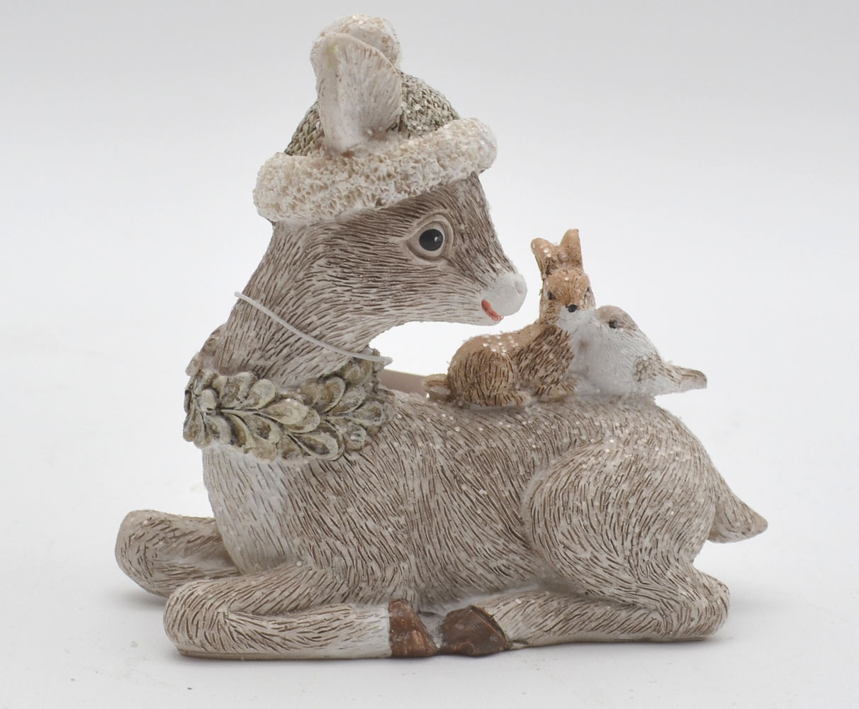 Reh mit Mütze liegend links schauend Winterzeit 9x10x4 cm (HxLxB)