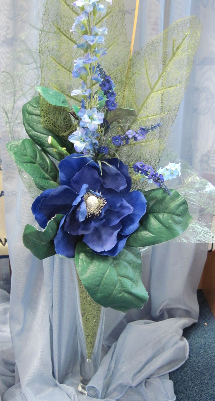 Glas-Vase bestückt, künstlich blau-grün, ca. 84 cm hoch B-Ware