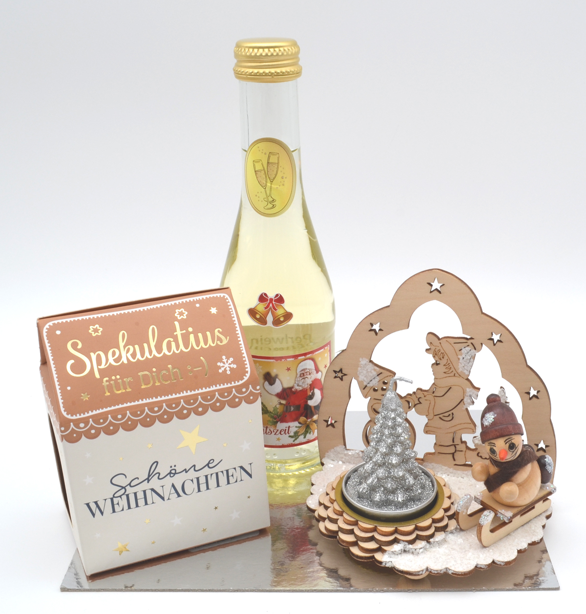 Fertig verpacktes Weihnachtspräsent mit Perlwein & Spekulatius