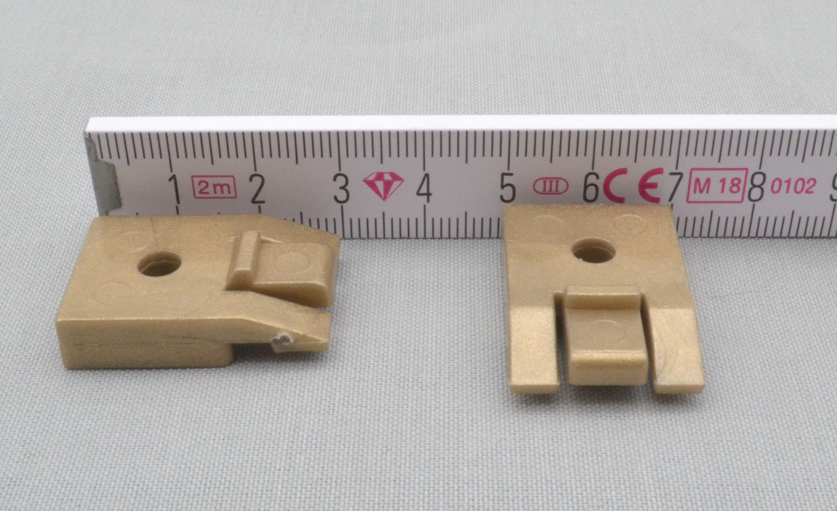 2 Stück Deckenträger für Alu-Schiene 2100 messingfarben