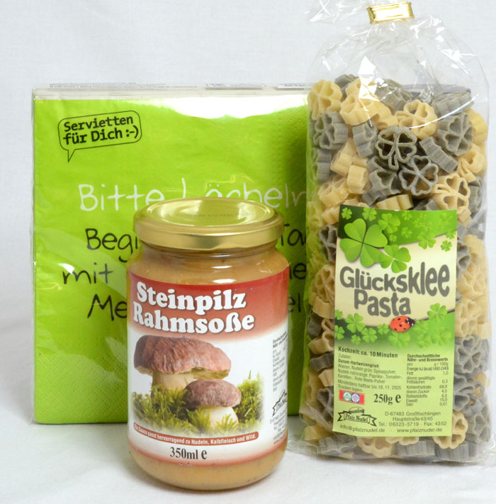Glücksklee-Pasta mit Pasta-Sauce und Servietten
