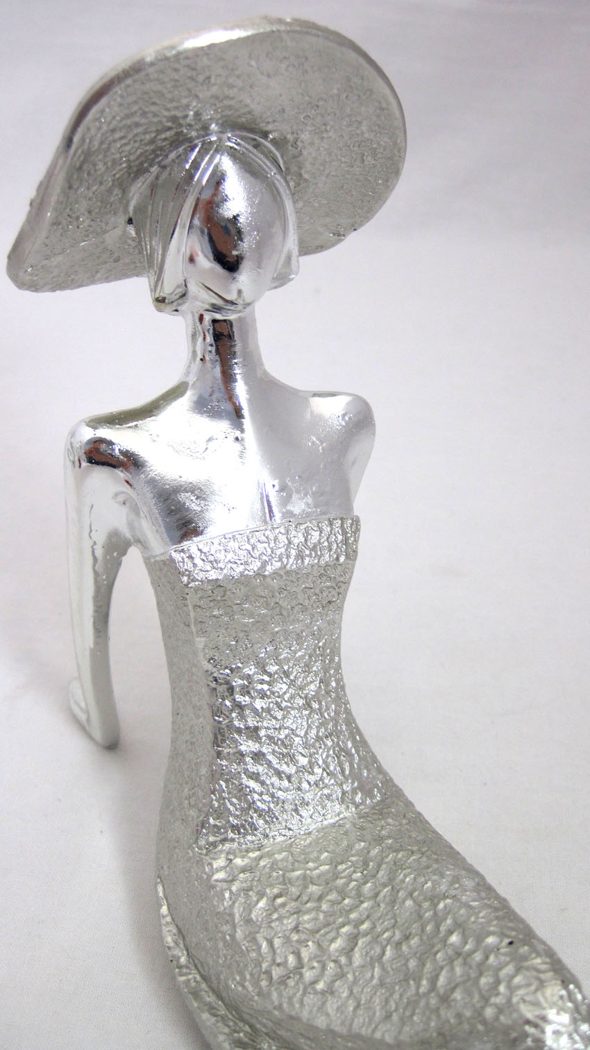 Dekofigur Lady Diva sitzend-Hände hinten, Polyresin silber glänzend ca.16x24x6