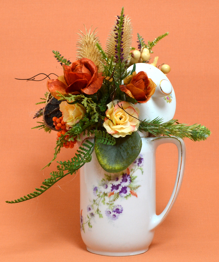 Kunstblumen-Arrangement in Porzellan-Kaffeekanne 26 cm