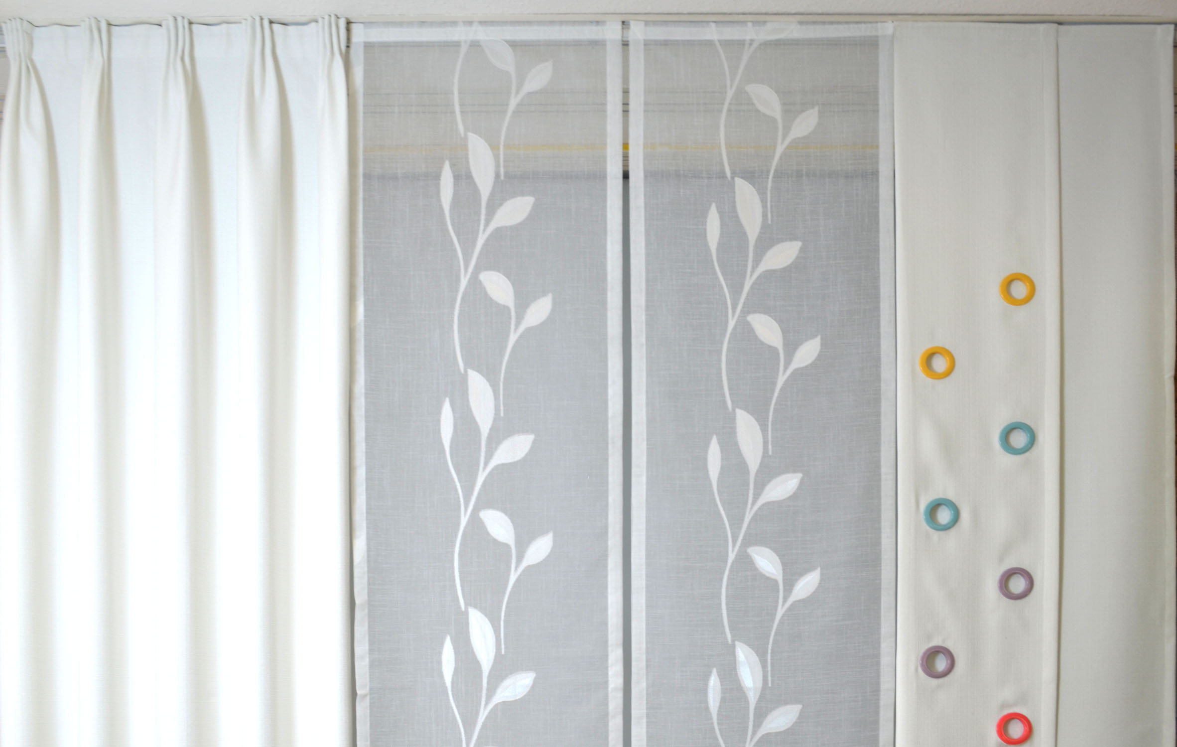 Fertige Fensterdekoration mit Flächenvorhängen und bunten Ösen - Weiß - Ausstellungsstück