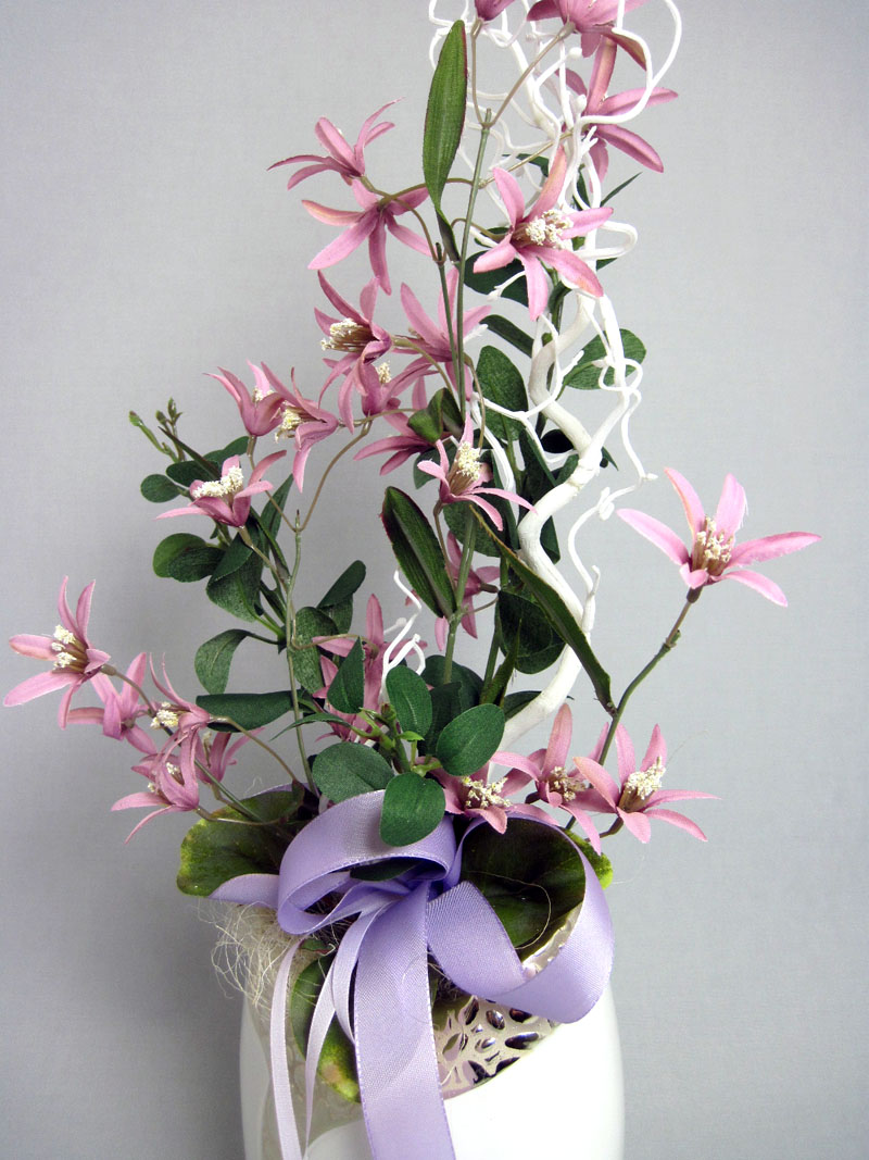 Kunst-Blumenarrangement lila in Keramik-Vase ca. 57x16x15 (HxBxT)